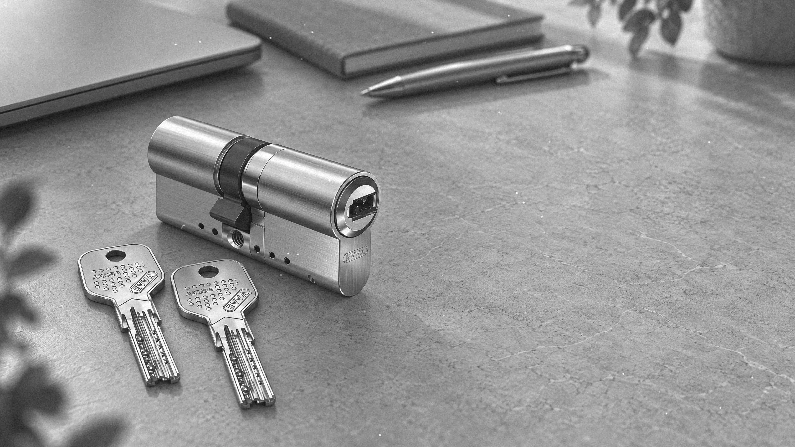 Cztery klucze dormakaba expert plus z kolorowymi nakładkami, jeden z nich z metalowym łbem