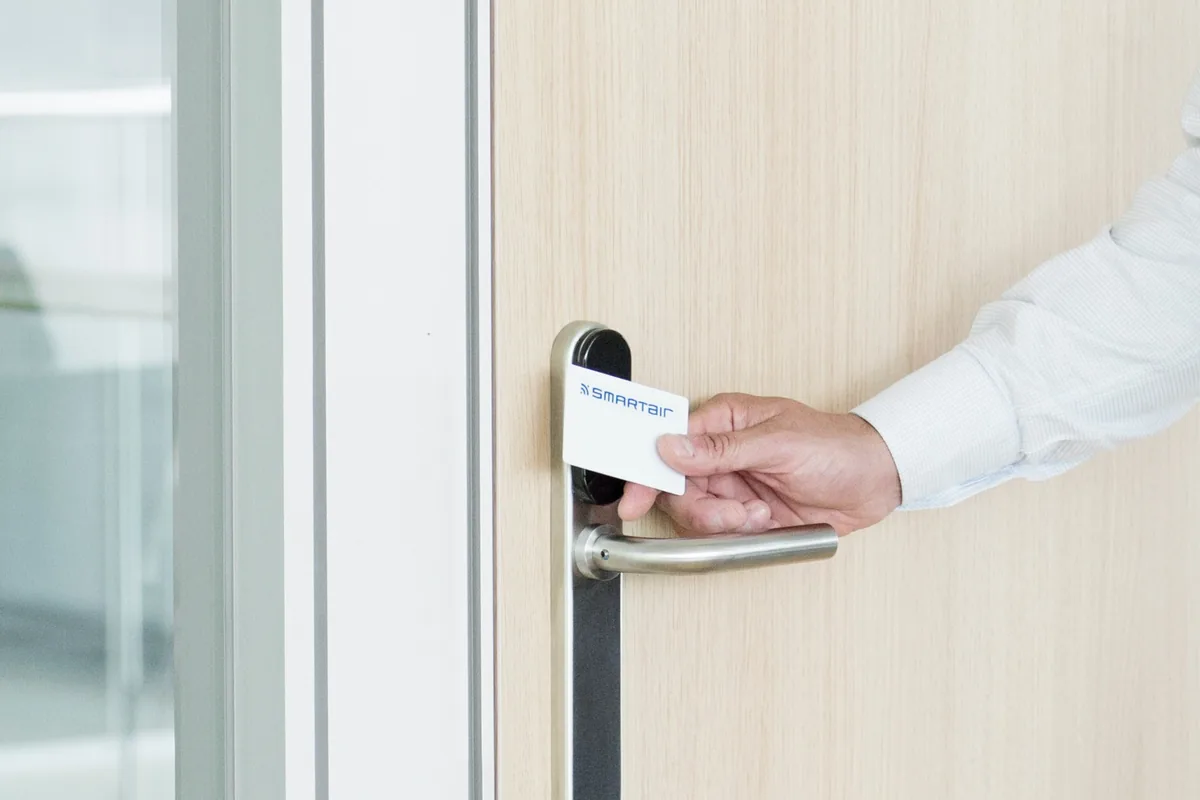 Otwieranie drzwi kartą RFID